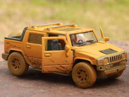 2005 Hummer H2 SUT Diecast Car Scale Model (1:40 Scale)- Assorted Colors Fashion